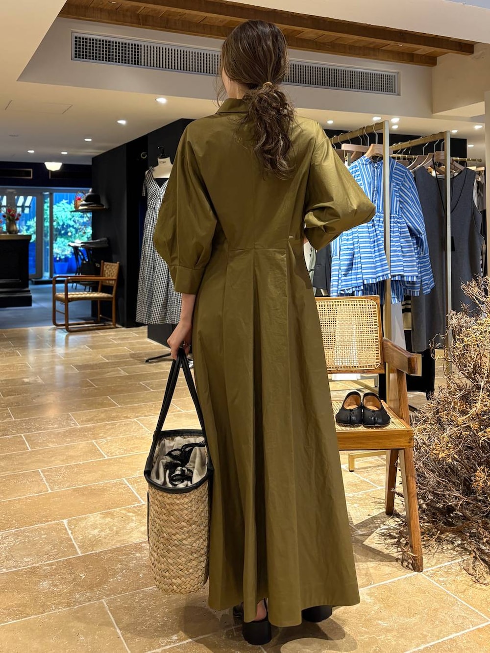 「カジュアル、リラックス、ラフ、女子会、女子ウケ、高見え、フェミニン、旅行、Curensology、着痩せ・細見え、ワンピース、夏コーデ、新作、シンプルコーデ、シンプル」｜「CurensologyのCurensology(カレンソロジー)/＜ＣＳＧ＞シーグラスレザーハンドバッグ（ハンドバッグ、ブラック系）」を使った、erik97さん（レディース・162cm）の夏コーディネートの3枚目の写真