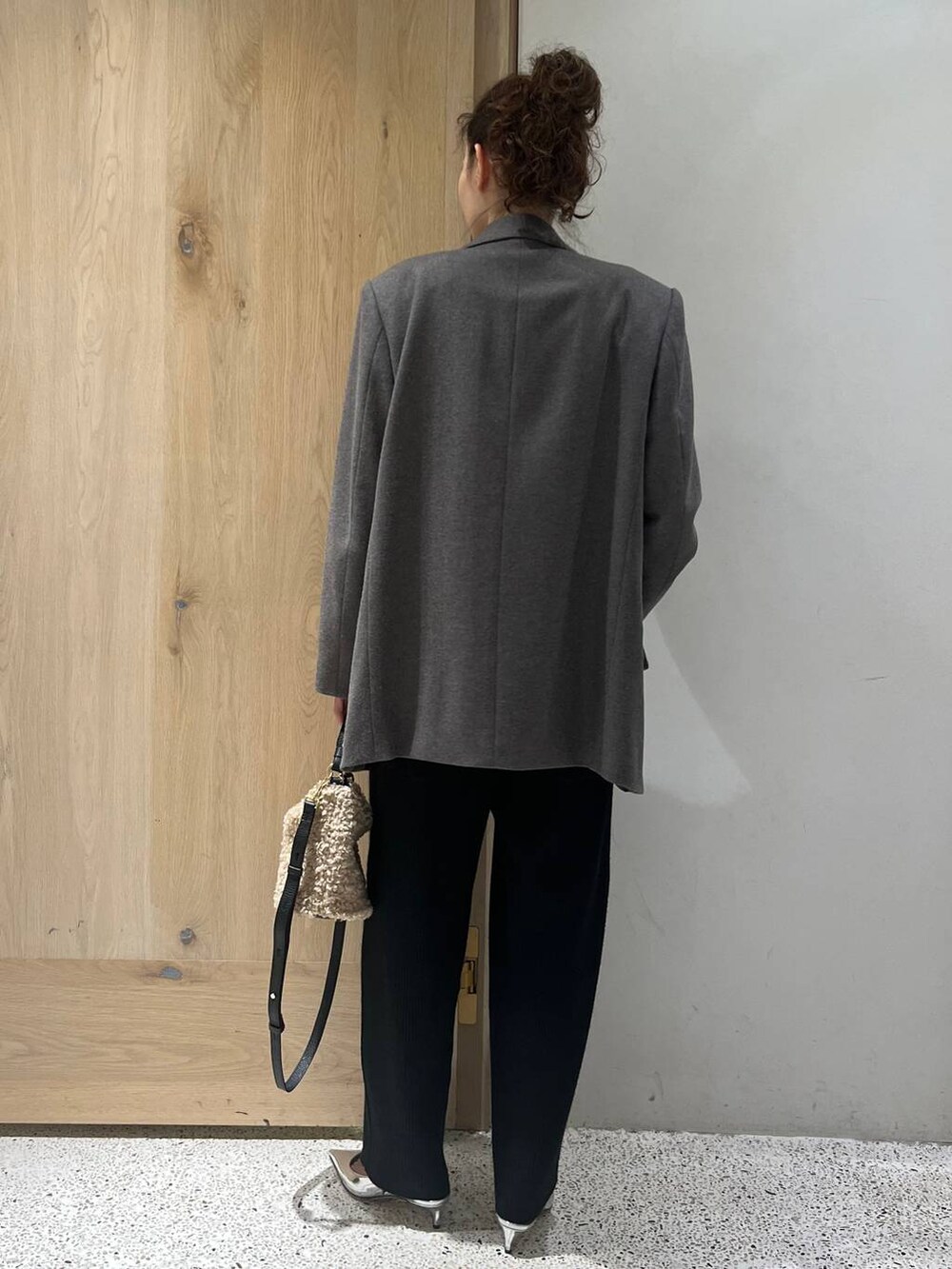 グレー系のテーラードジャケット、ホワイト系のTシャツ/カットソー、ブラック系のその他パンツを着用したレディースの秋コーディネートの3枚目の写真