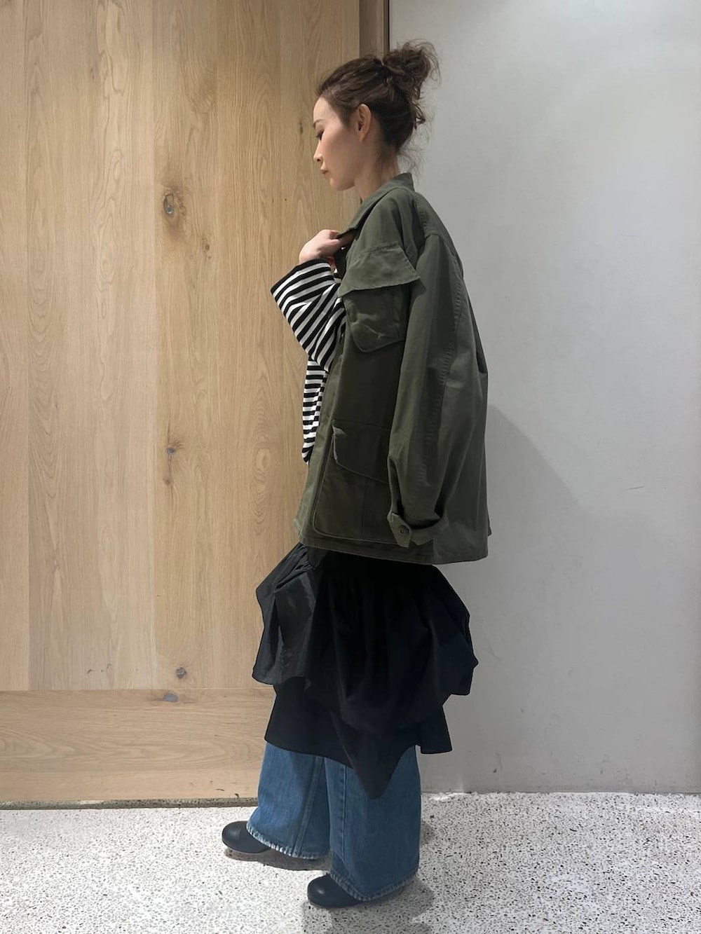 「カジュアル、リラックス、ラフ、モテ、デート/ロマンティック、ニット、女子会、女子ウケ、高見え、フェミニン、旅行、Curensology、着痩せ・細見え、スカート、ミリタリー」｜「CurensologyのCurensology(カレンソロジー)/＜&RC＞ワイドルーズデニムパンツ（デニムパンツ、ブルー系）」を使った、erik97さん（レディース・162cm）の冬コーディネートの2枚目の写真