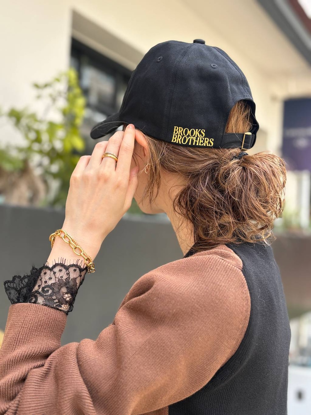 ブラック系のデニムパンツ、ブラック系のシャツ/ブラウスを着用したレディースの秋コーディネートの3枚目の写真