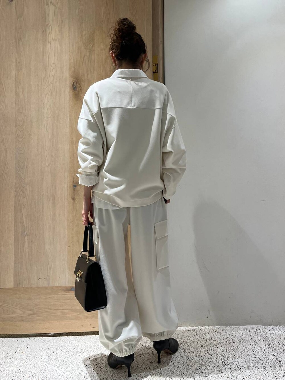 ホワイト系のシャツ/ブラウス、ホワイト系のカーゴパンツ、ホワイト系のスウェットを着用したレディースの秋コーディネートの3枚目の写真