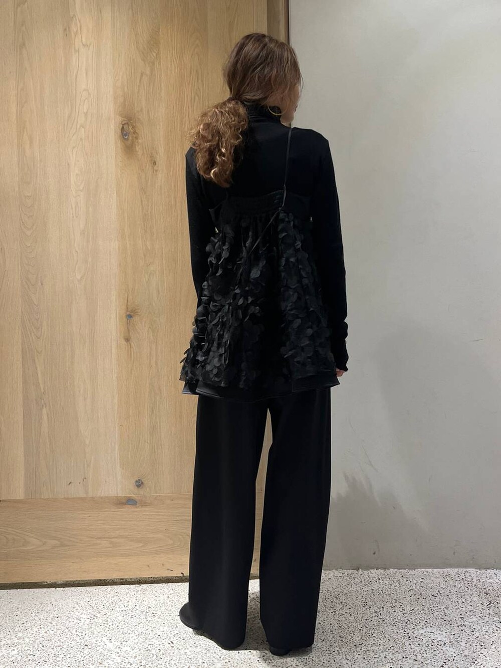 ブラック系のその他パンツ、ブラック系のキャミソール、ブラック系のニット/セーターを着用したレディースの冬コーディネートの3枚目の写真