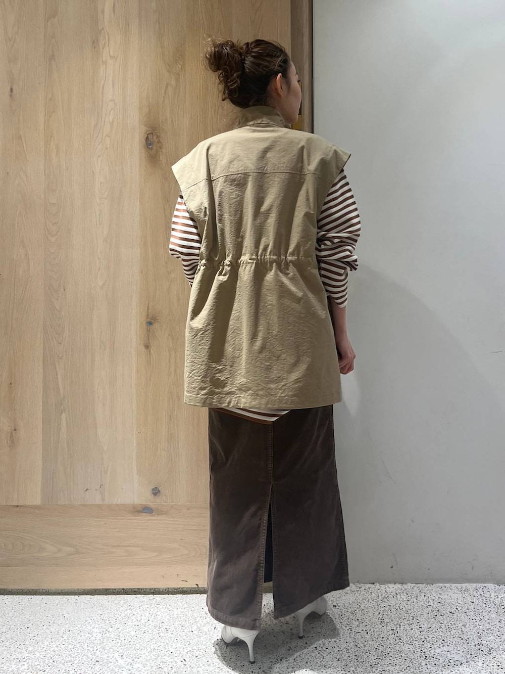 ベージュ系のブルゾン、ブラウン系のスカート、ベージュ系のニット/セーターを着用したレディースの冬コーディネートの3枚目の写真