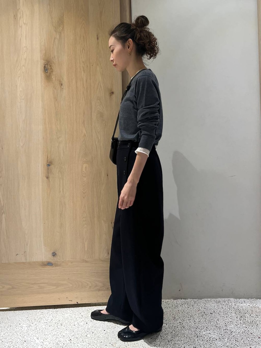 ブルー系のその他パンツ、グレー系のニット/セーターを着用したレディースの秋コーディネートの2枚目の写真