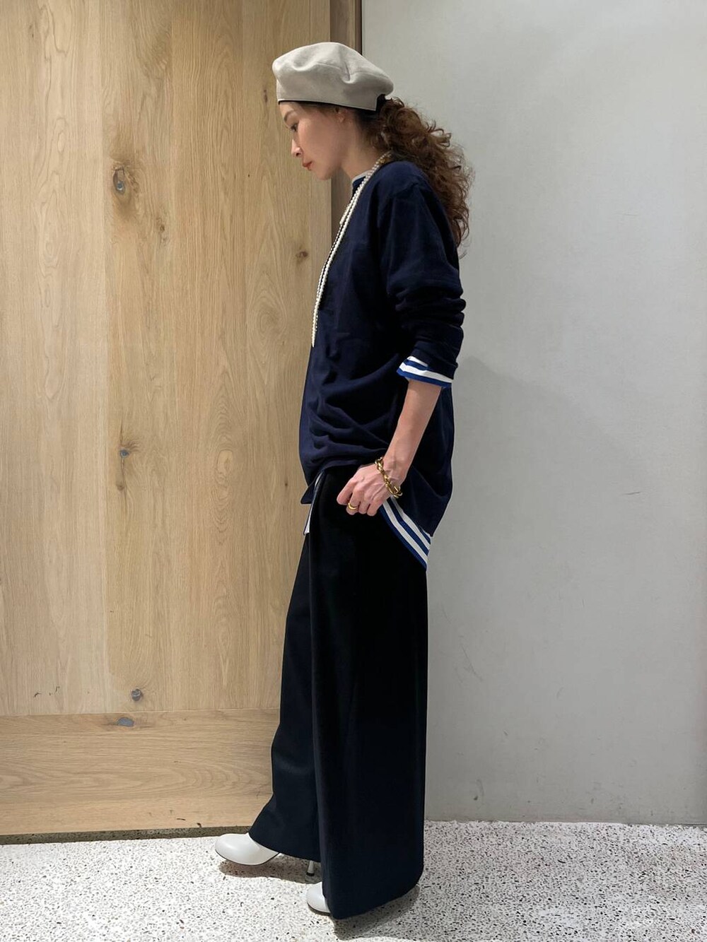 ブルー系のTシャツ/カットソー、ブルー系のTシャツ/カットソー、ブルー系のその他パンツを着用したレディースの秋コーディネートの3枚目の写真