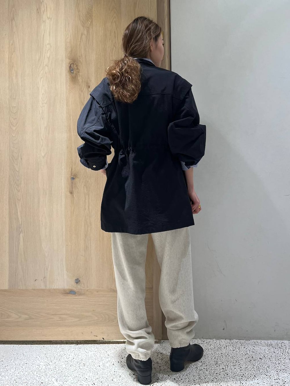 ブルー系のシャツ/ブラウス、ホワイト系のスウェットパンツ、ブラック系のブルゾンを着用したレディースの冬コーディネートの3枚目の写真