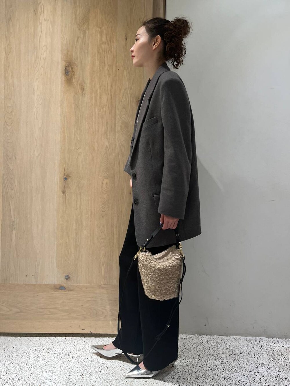 グレー系のテーラードジャケット、ホワイト系のTシャツ/カットソー、ブラック系のその他パンツを着用したレディースの秋コーディネートの2枚目の写真