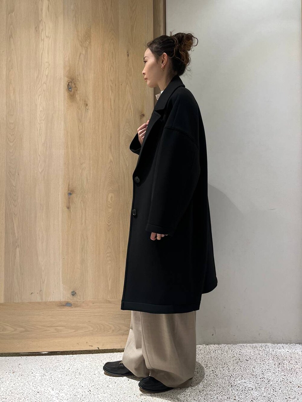 「カジュアル、リラックス、ラフ、女子会、女子ウケ、高見え、フェミニン、旅行、Curensology、着痩せ・細見え、ニット、コート、秋コーデ、冬コーデ、秋冬新作」｜「CurensologyのCurensology(カレンソロジー)/ウールカシミヤステッチVネックプルオーバー（ニット/セーター、ブラック系）」を使った、erik97さん（レディース・162cm）の秋コーディネートの5枚目の写真
