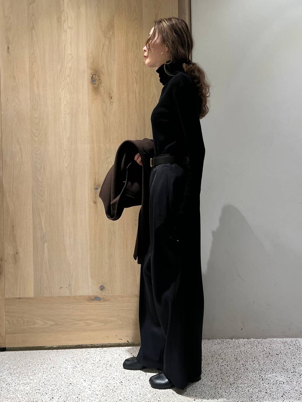 ブラウン系のベスト、ブラック系のニット/セーター、ブラック系のその他パンツを着用したレディースの冬コーディネートの5枚目の写真