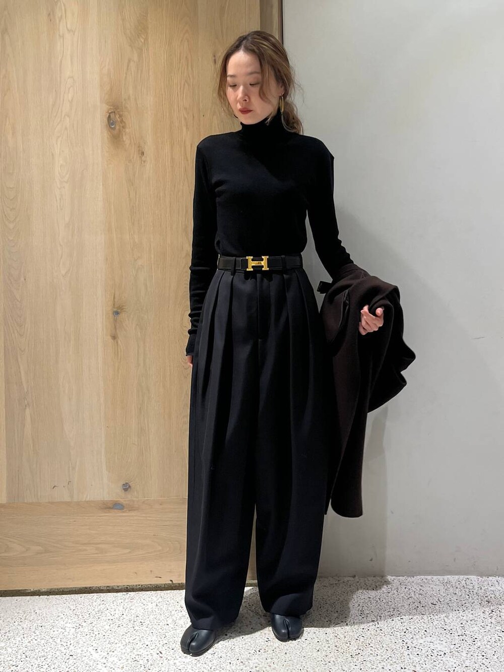 ブラウン系のベスト、ブラック系のニット/セーター、ブラック系のその他パンツを着用したレディースの冬コーディネートの4枚目の写真