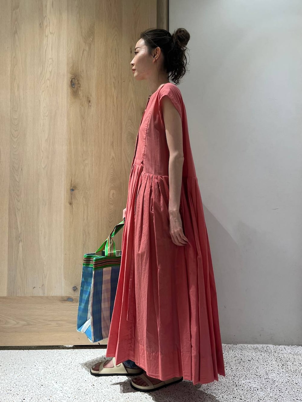 ブルー系のワンピース、ブルー系のデニムパンツを着用したレディースの春コーディネートの2枚目の写真