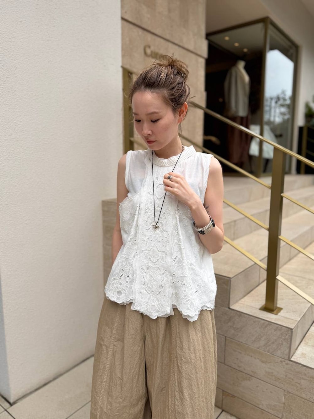 ホワイト系のTシャツ/カットソー、ベージュ系のその他パンツ、ホワイト系のシャツ/ブラウスを着用したレディースの春コーディネートの2枚目の写真