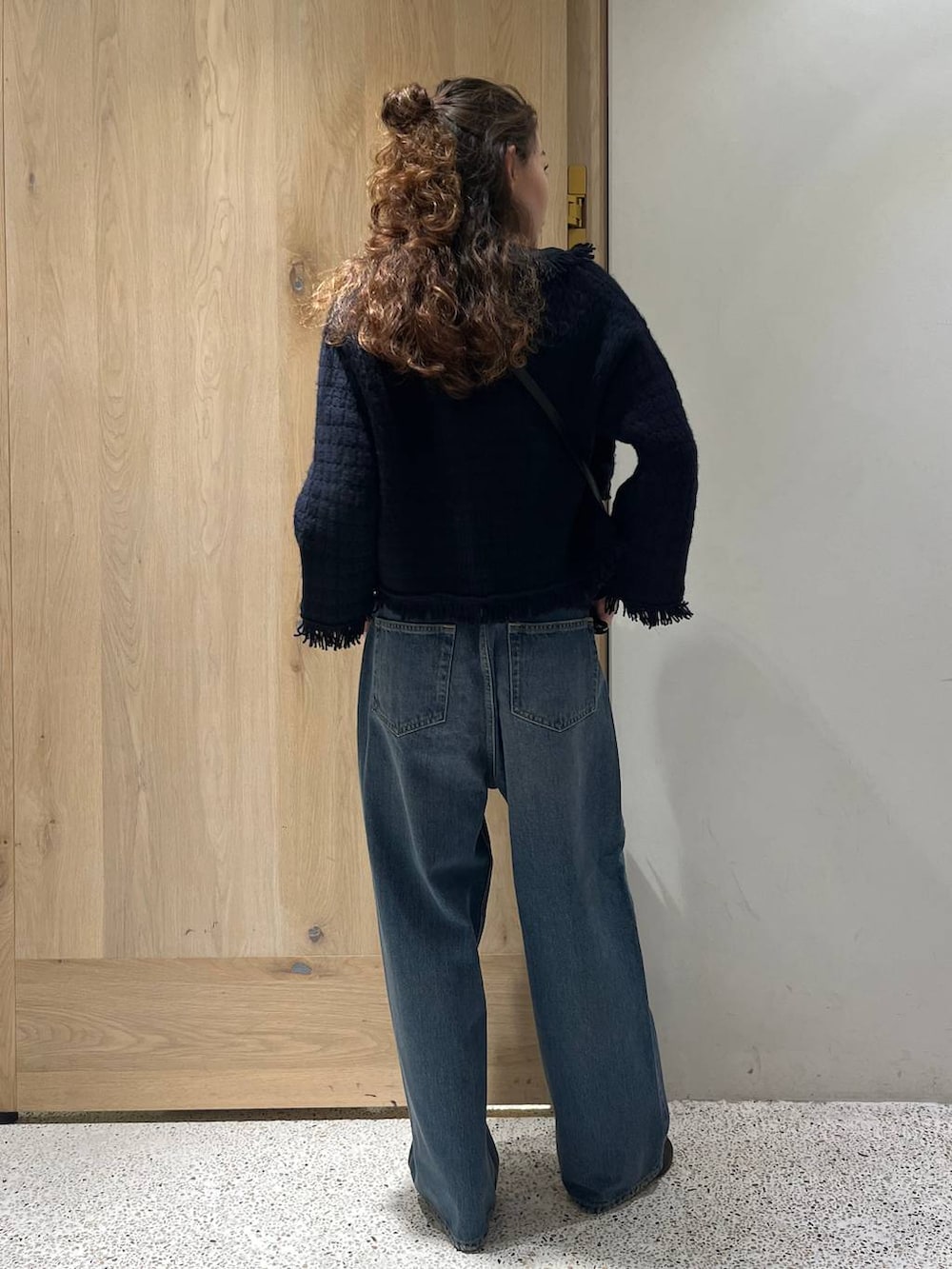 ブルー系のデニムパンツ、ブルー系のTシャツ/カットソー、ブルー系のカーディガン/ボレロを着用したレディースの秋コーディネートの3枚目の写真