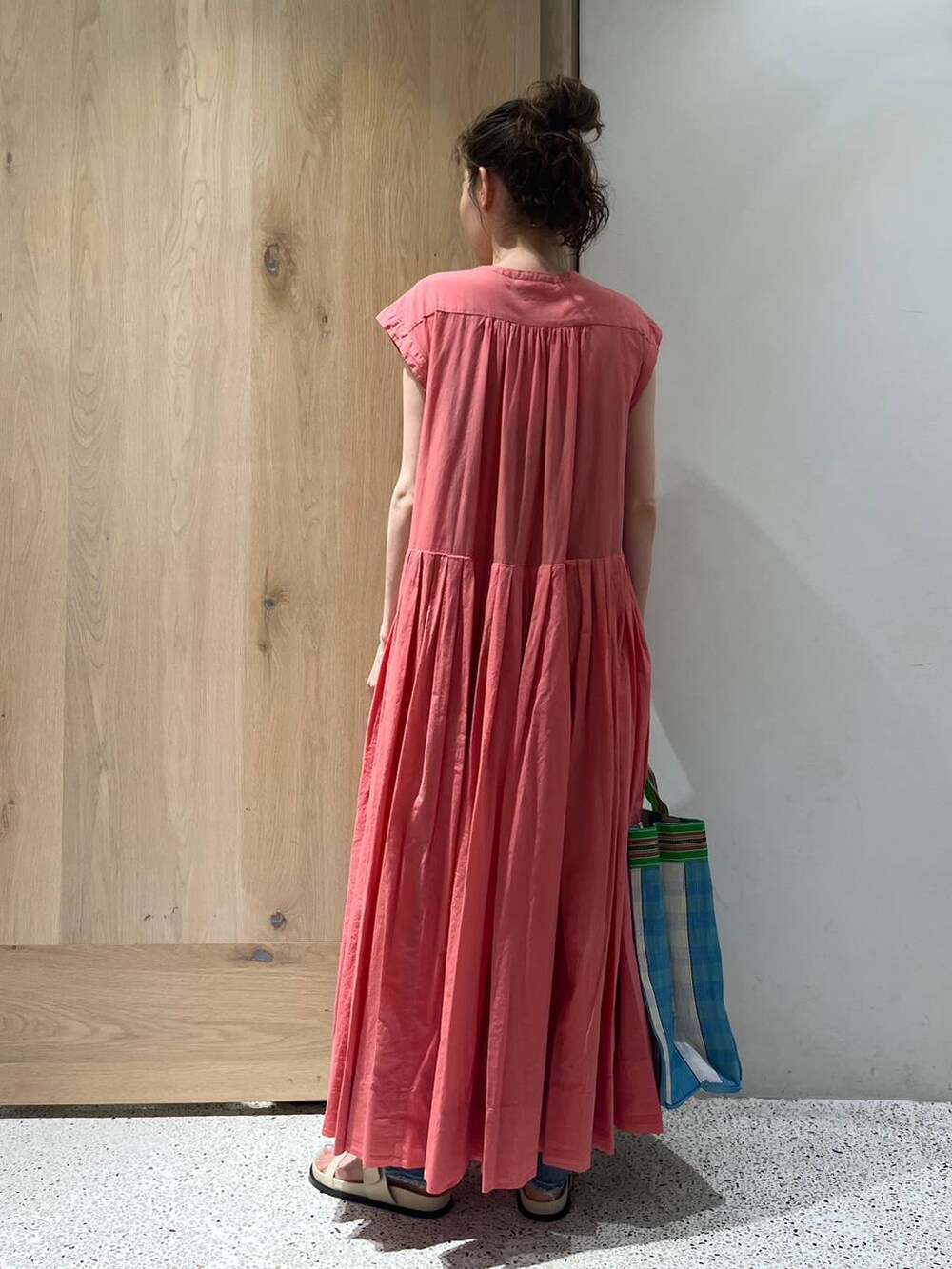 ブルー系のワンピース、ブルー系のデニムパンツを着用したレディースの春コーディネートの3枚目の写真