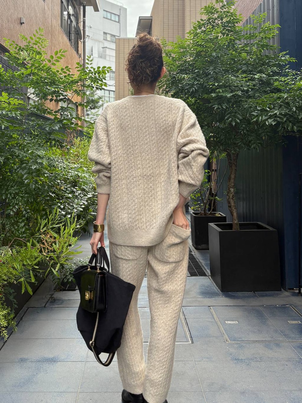 ブラック系のショルダーバッグ、ホワイト系のその他パンツ、ホワイト系のニット/セーターを着用したレディースの秋コーディネートの4枚目の写真