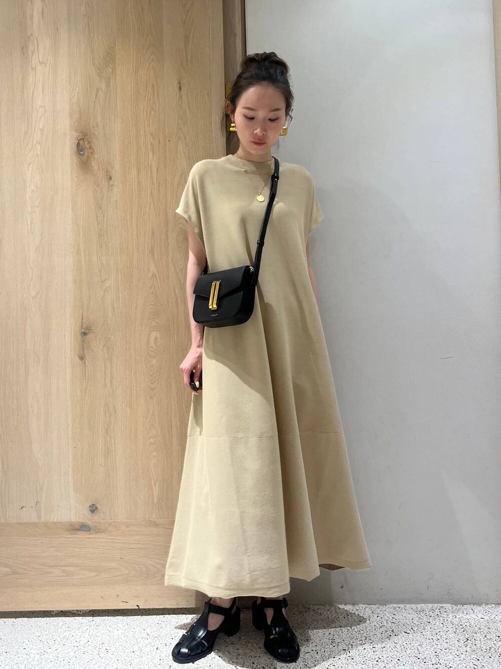 ベージュ系のワンピースを着用したレディースの夏コーディネートの2枚目の写真