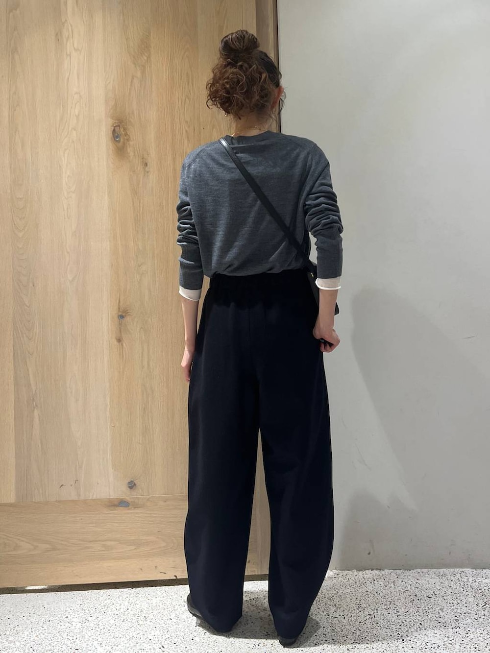 ブルー系のその他パンツ、グレー系のニット/セーターを着用したレディースの秋コーディネートの3枚目の写真