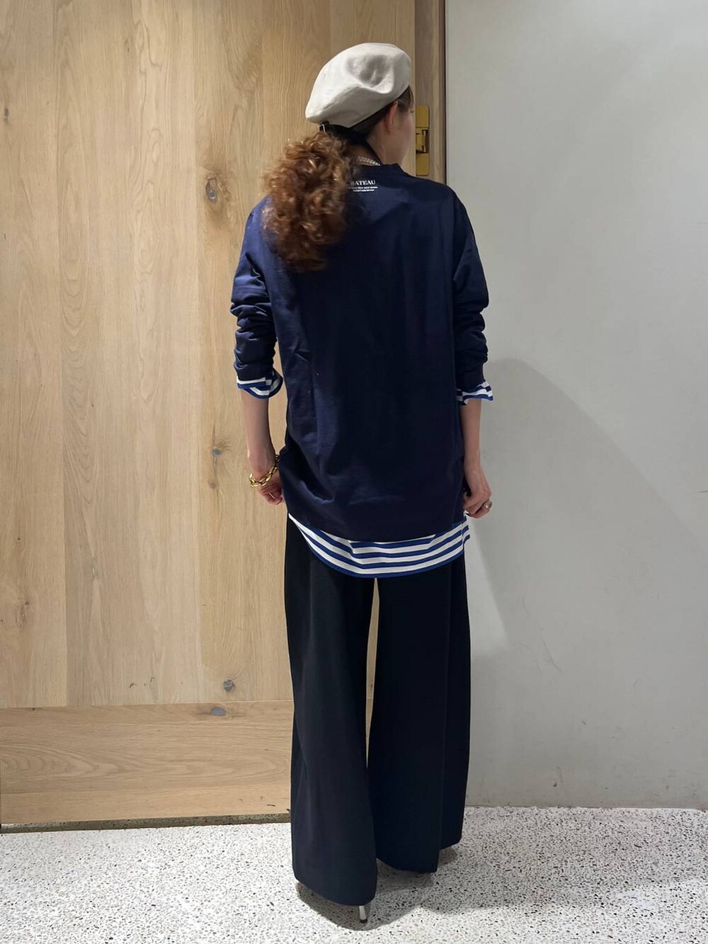 ブルー系のTシャツ/カットソー、ブルー系のTシャツ/カットソー、ブルー系のその他パンツを着用したレディースの秋コーディネートの4枚目の写真