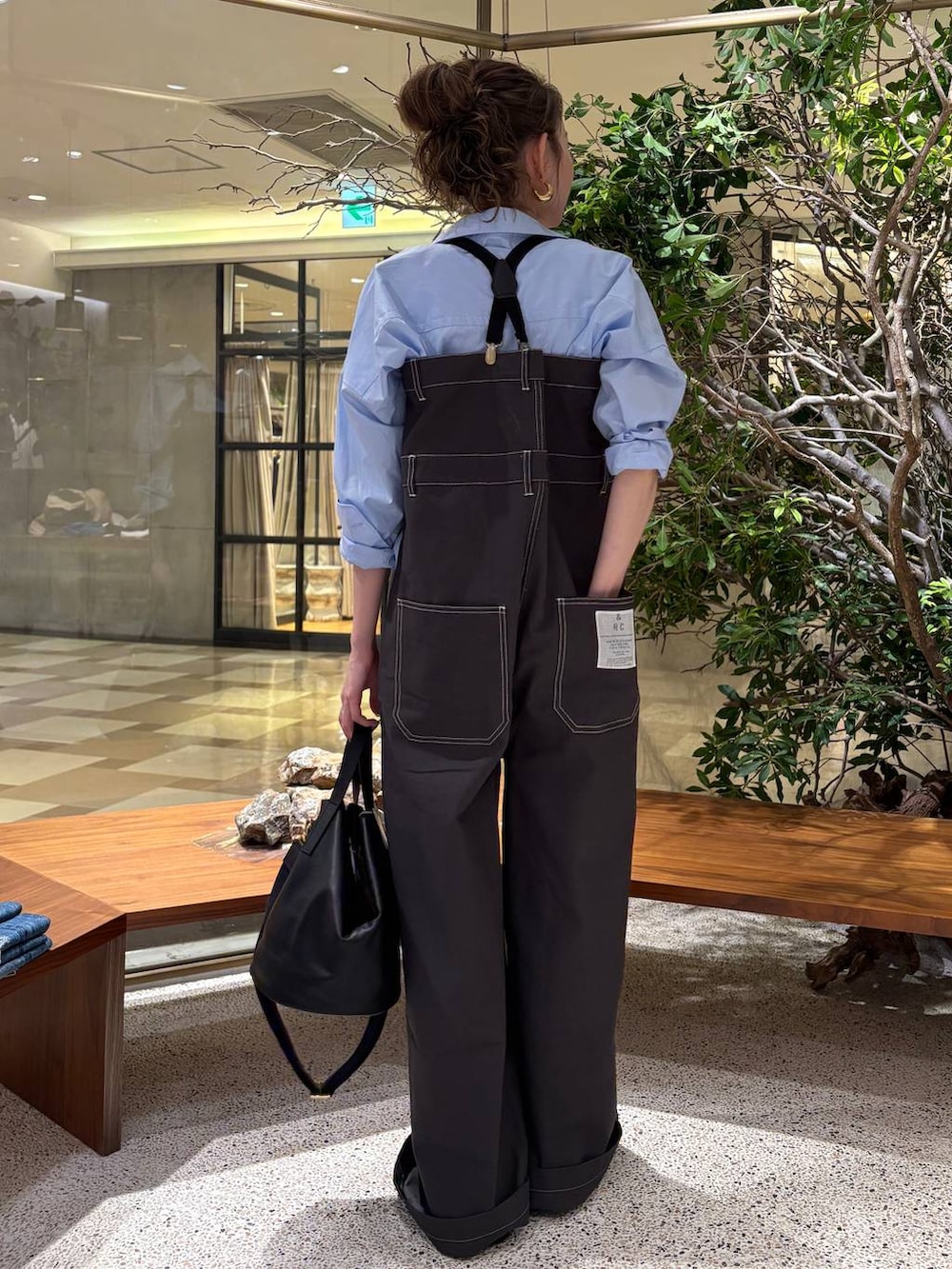 「カジュアル、リラックス、ラフ、女子会、女子ウケ、高見え、フェミニン、旅行、Curensology、着痩せ・細見え、大人カジュアル、楽ちんコーデ、メンズライク、ハンサム、シャツ」|「UNIVERSAL OVERALLのCurensology(カレンソロジー)/【UNIVERSAL OVERALL】2WAYサスペンダーパンツ(その他パンツ、グレー系)」を使った、erik97さん(レディース・162cm)の夏コーディネートの3枚目の写真