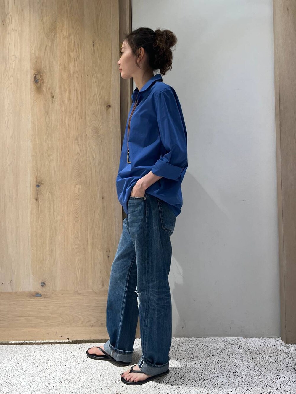 ブルー系のデニムパンツ、ブルー系のシャツ/ブラウス、ホワイト系のニット/セーターを着用したレディースの夏コーディネートの2枚目の写真