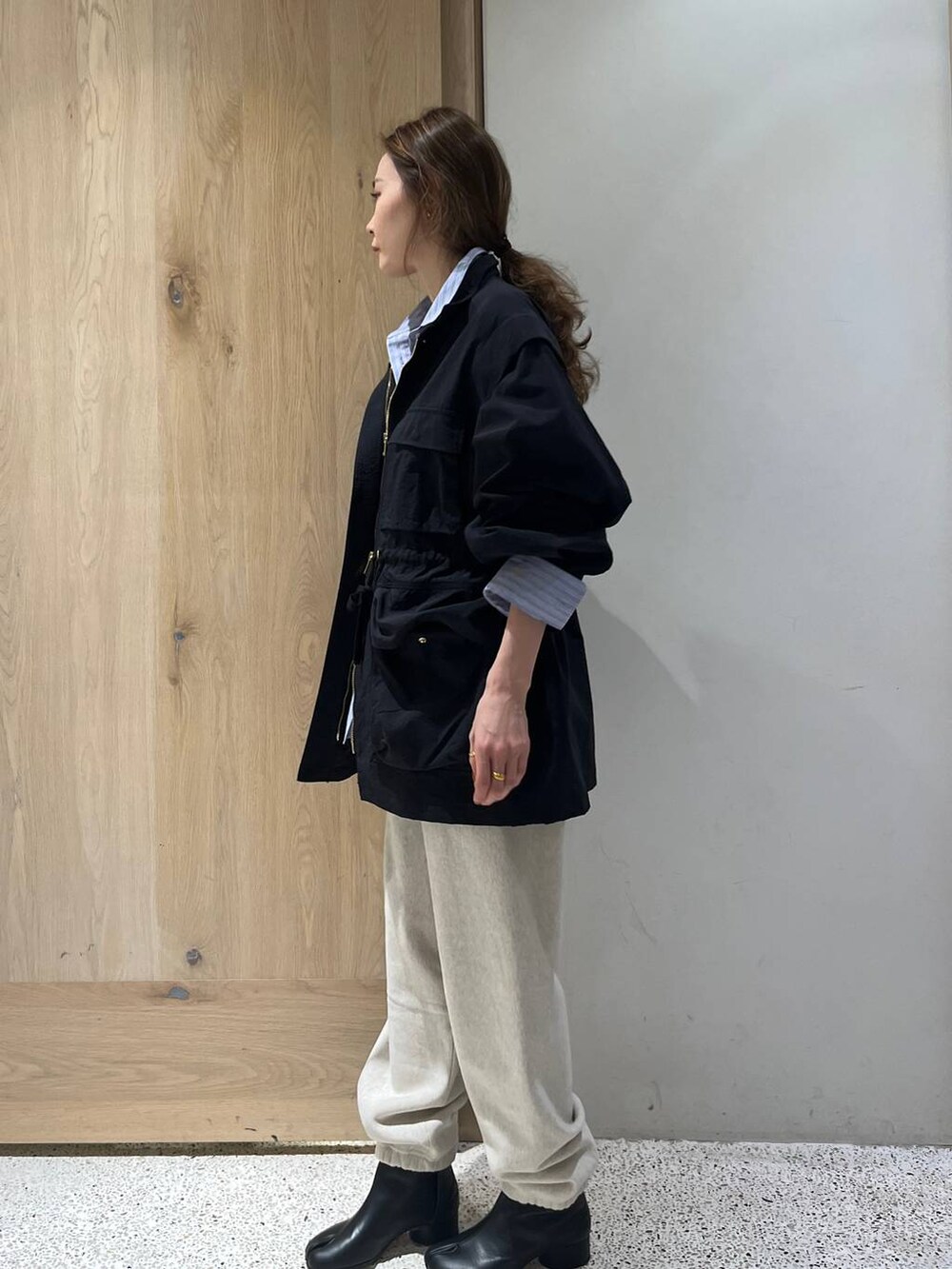 ブルー系のシャツ/ブラウス、ホワイト系のスウェットパンツ、ブラック系のブルゾンを着用したレディースの冬コーディネートの2枚目の写真