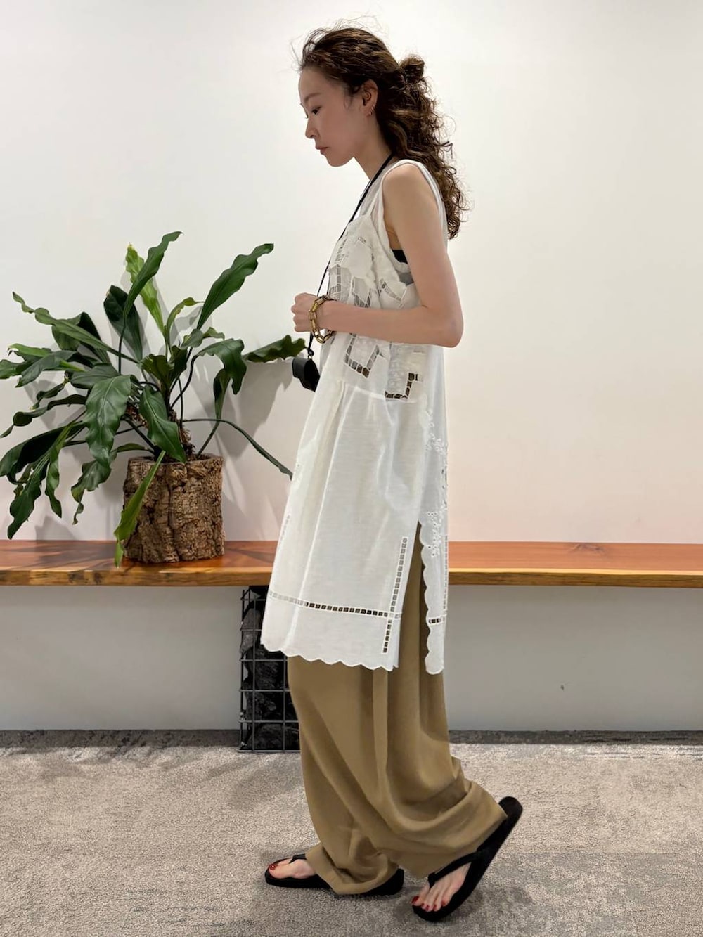 「ワントーン、夏コーデ、カジュアル、リラックス、ラフ、女子会、女子ウケ、高見え、フェミニン、旅行、Curensology、着痩せ・細見え、シンプルコーデ、モテ」｜「CurensologyのCurensology(カレンソロジー)/＜5AWARENESS＞ノースリーブTシャツ（Tシャツ/カットソー、ホワイト系）」を使った、erik97さん（レディース・162cm）の夏コーディネートの2枚目の写真