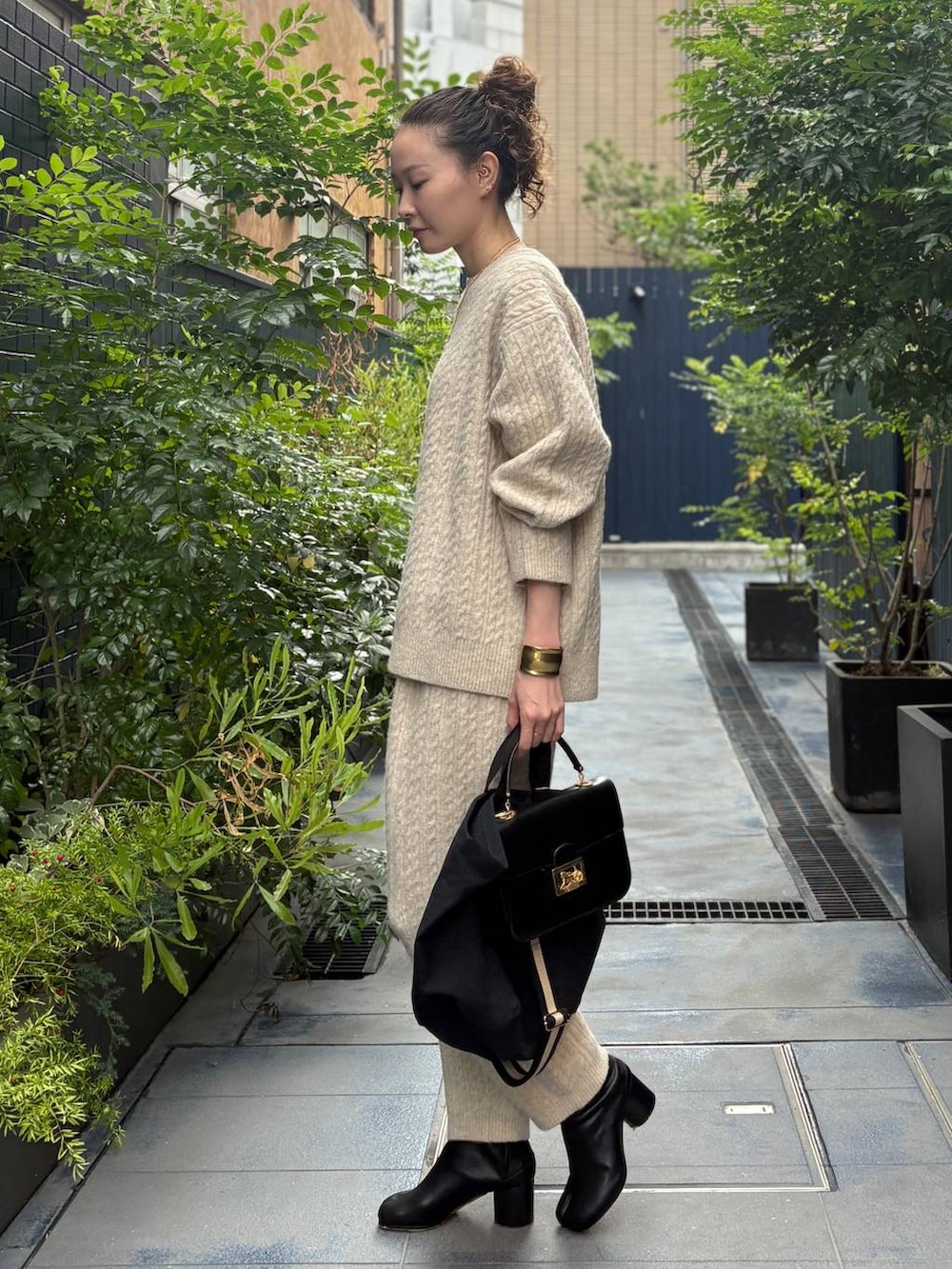 ブラック系のショルダーバッグ、ホワイト系のその他パンツ、ホワイト系のニット/セーターを着用したレディースの秋コーディネートの3枚目の写真