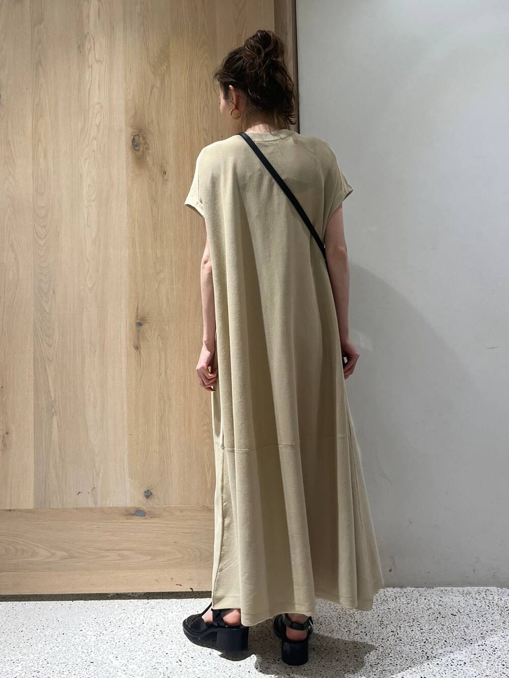 ベージュ系のワンピースを着用したレディースの夏コーディネートの4枚目の写真