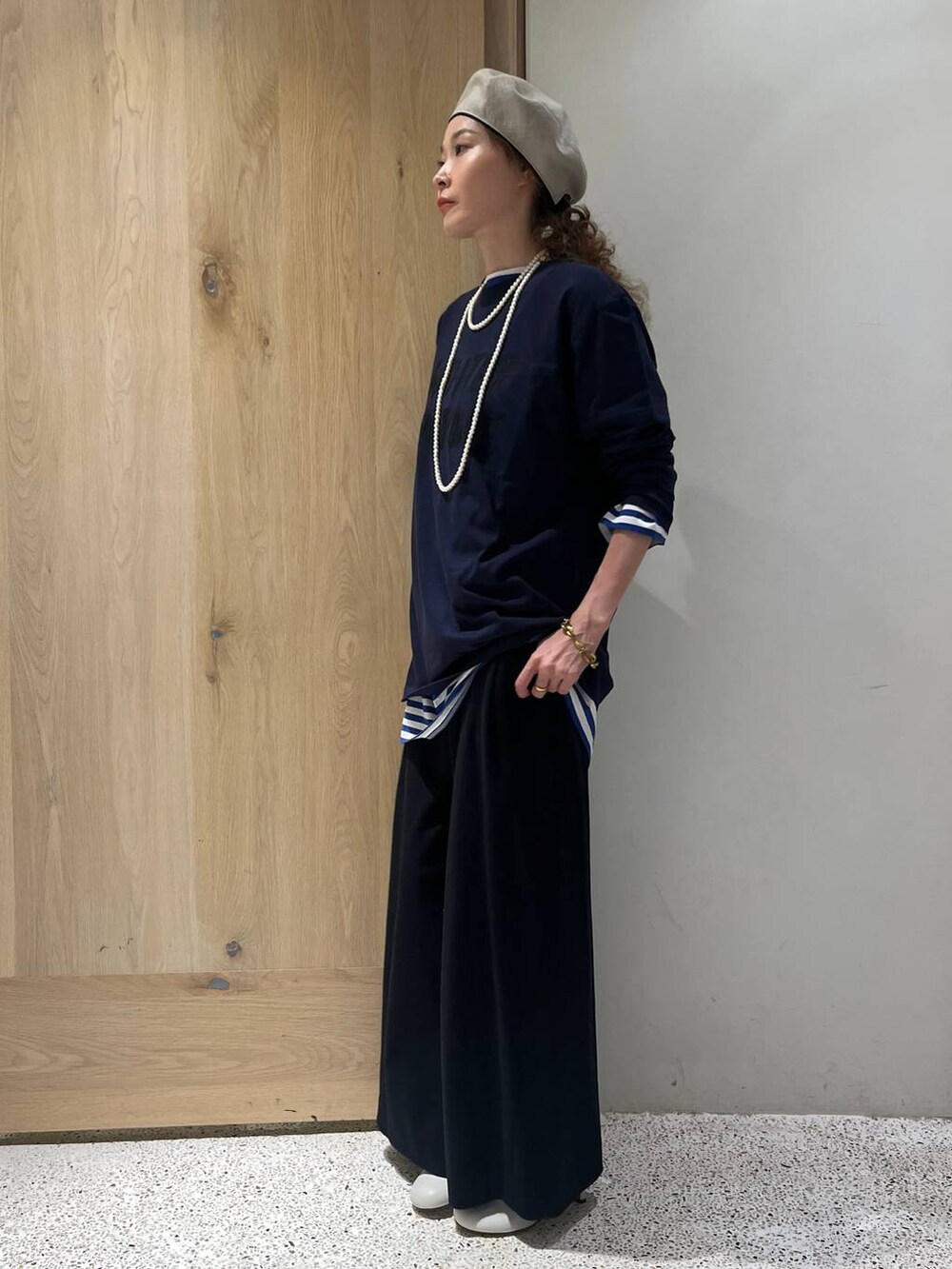 ブルー系のTシャツ/カットソー、ブルー系のTシャツ/カットソー、ブルー系のその他パンツを着用したレディースの秋コーディネートの2枚目の写真