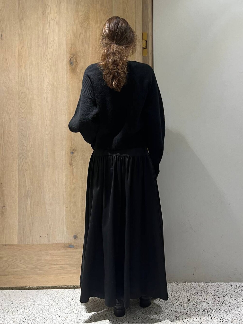 「ワントーン、カジュアル、リラックス、ラフ、女子会、女子ウケ、高見え、フェミニン、旅行、Curensology、着痩せ・細見え、スカート、モテ、デート/ロマンティック、冬コーデ」｜「CurensologyのCurensology(カレンソロジー)/ウールカシミヤステッチVネックプルオーバー（ニット/セーター、ブラック系）」を使った、erik97さん（レディース・162cm）の冬コーディネートの6枚目の写真
