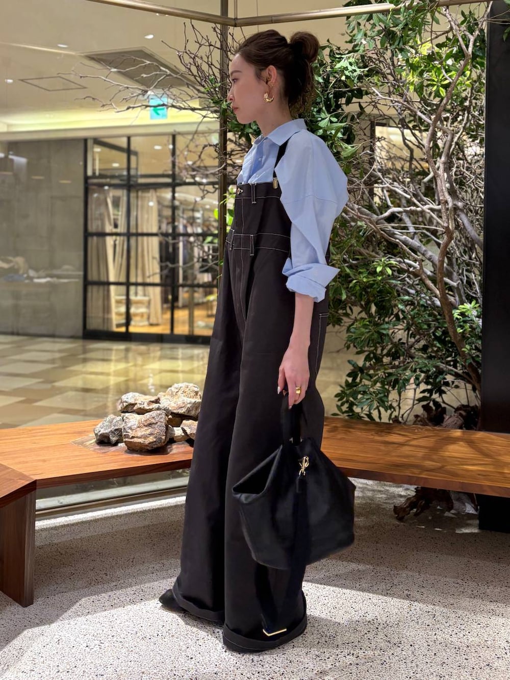「カジュアル、リラックス、ラフ、女子会、女子ウケ、高見え、フェミニン、旅行、Curensology、着痩せ・細見え、大人カジュアル、楽ちんコーデ、メンズライク、ハンサム、シャツ」|「UNIVERSAL OVERALLのCurensology(カレンソロジー)/【UNIVERSAL OVERALL】2WAYサスペンダーパンツ(その他パンツ、グレー系)」を使った、erik97さん(レディース・162cm)の夏コーディネートの2枚目の写真