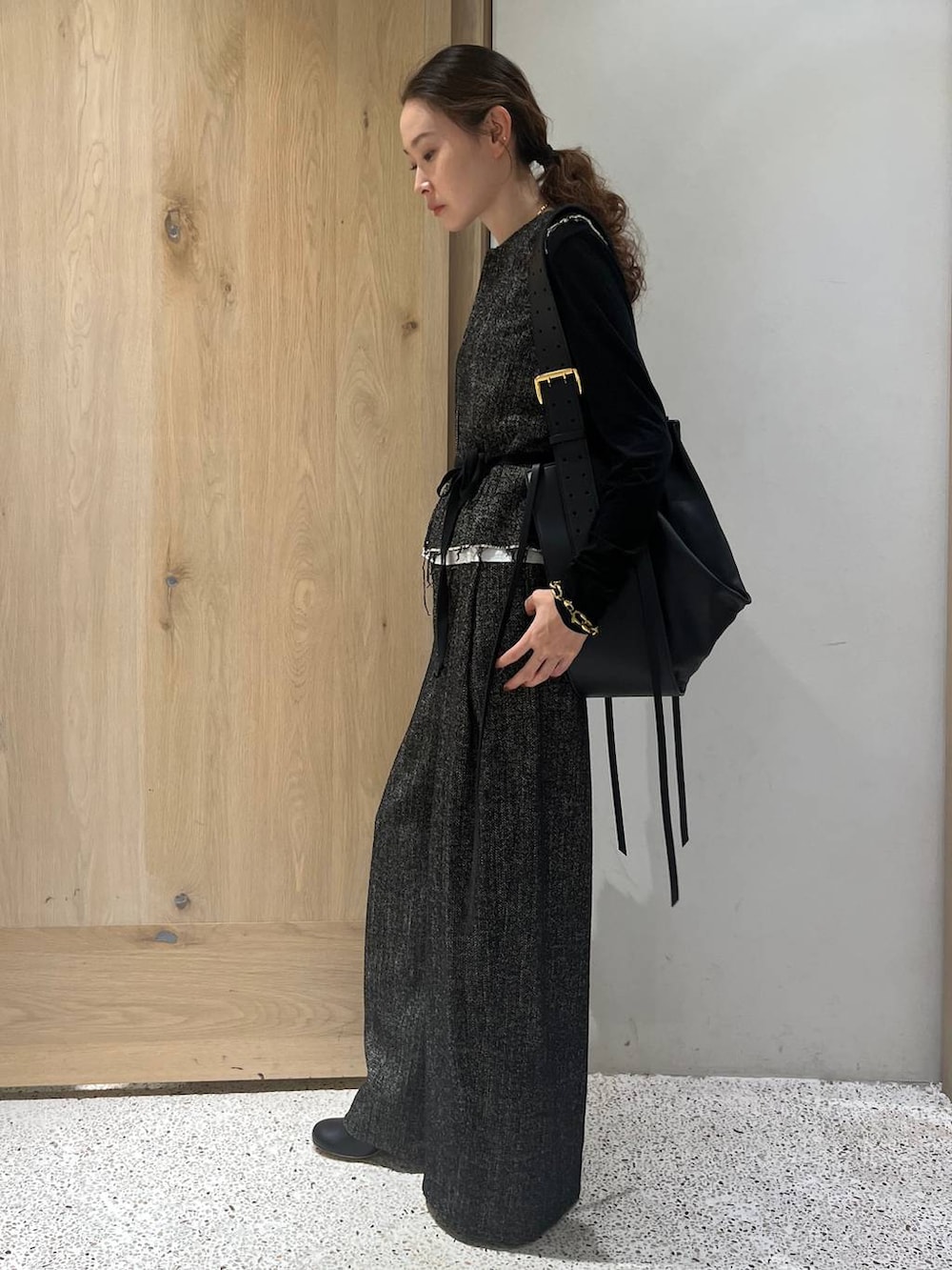 「カジュアル、リラックス、ラフ、女子会、女子ウケ、高見え、フェミニン、旅行、Curensology、着痩せ・細見え、セットアップ、ワイドパンツ、秋コーデ、おでかけ、ハンサム」｜「CurensologyのCurensology(カレンソロジー)/＜C.S.G＞ネップヘリンボンベスト（ベスト、ブラック系）」を使った、erik97さん（レディース・162cm）の秋コーディネートの2枚目の写真