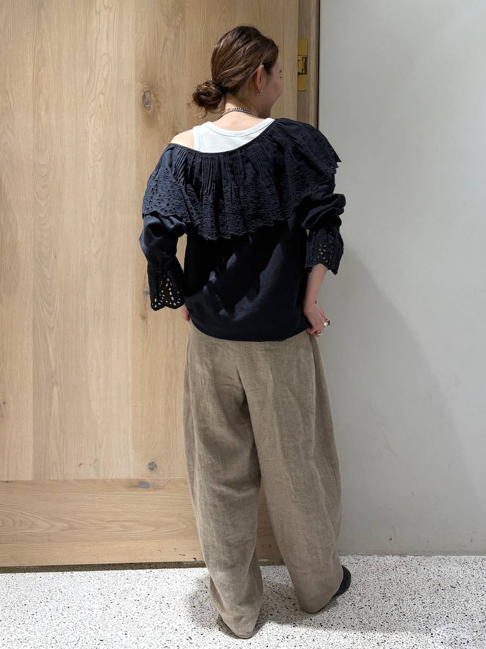 ホワイト系のタンクトップ、ブルー系のシャツ/ブラウス、ベージュ系のその他パンツを着用したレディースの春コーディネートの3枚目の写真