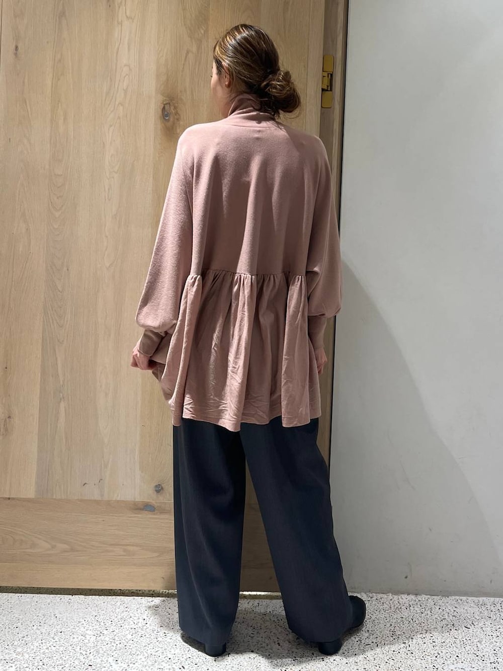 グレー系のその他パンツ、ピンク系のニット/セーターを着用したレディースの冬コーディネートの3枚目の写真