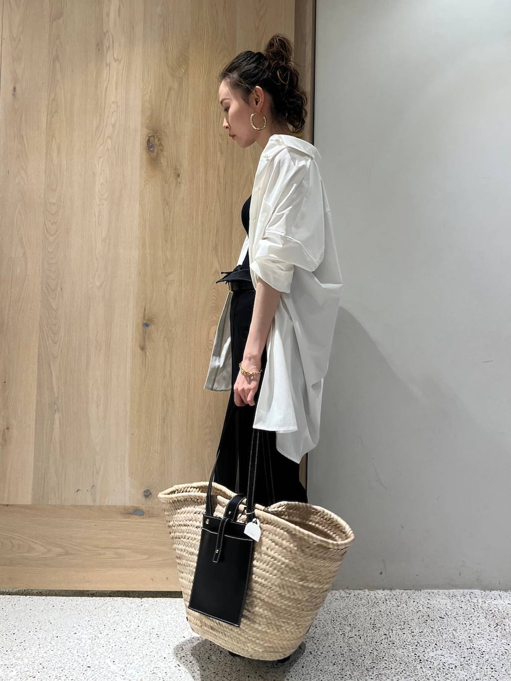 「カジュアル、リラックス、ラフ、女子会、女子ウケ、高見え、フェミニン、旅行、Curensology、着痩せ・細見え、モノトーン、シンプルコーデ、シャツ、ワイドパンツ、おでかけ」｜「CurensologyのCurensology(カレンソロジー)/コットンシルクニットタンクトップ（タンクトップ、ブラック系）」を使った、erik97さん（レディース・162cm）の夏コーディネートの2枚目の写真