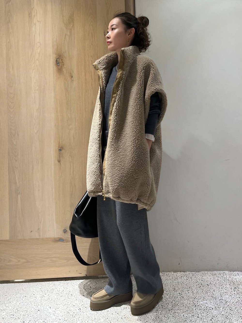 ベージュ系のブルゾン、グレー系のその他パンツ、グレー系のニット/セーターを着用したレディースの秋コーディネートの3枚目の写真