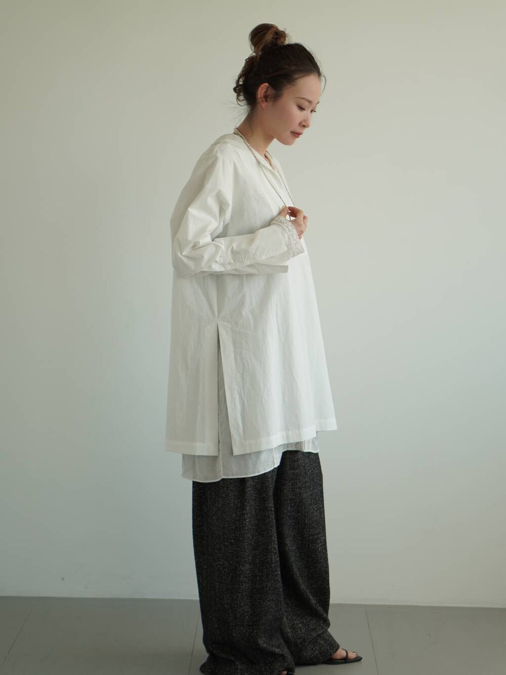 ホワイト系のシャツ/ブラウス、ホワイト系のシャツ/ブラウス、ブラック系のその他パンツを着用したレディースの夏コーディネートの3枚目の写真