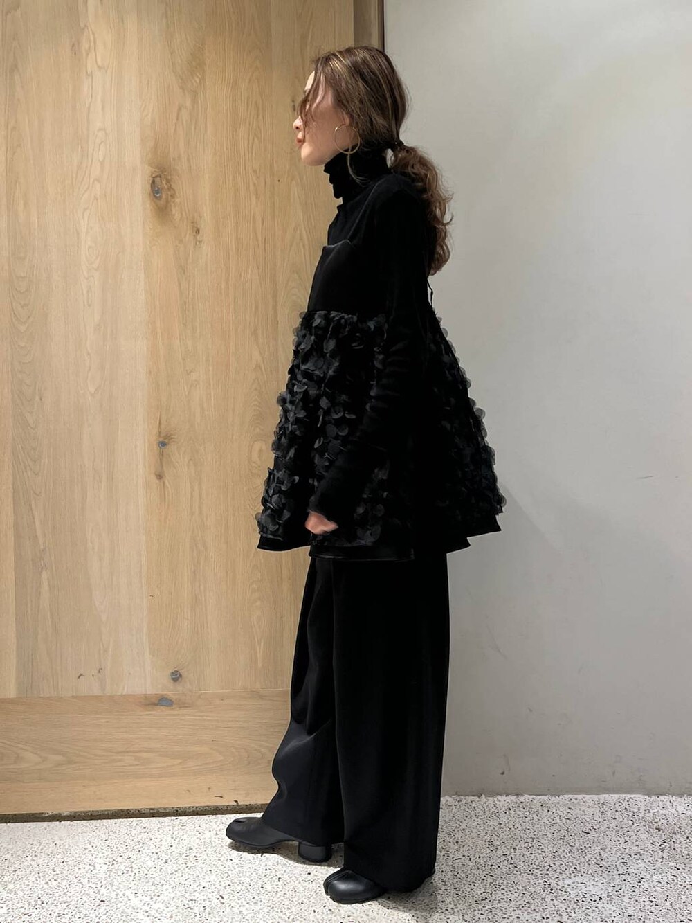 ブラック系のその他パンツ、ブラック系のキャミソール、ブラック系のニット/セーターを着用したレディースの冬コーディネートの2枚目の写真