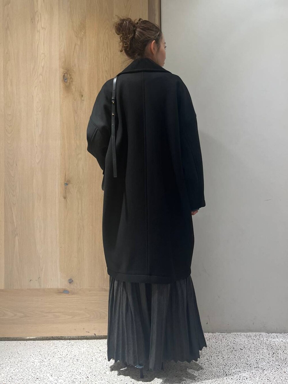 「カジュアル、モテ、デート/ロマンティック、ニット、ゆったり、リラックス、ラフ、女子会、女子ウケ、高見え、フェミニン、旅行、Curensology、着痩せ・細見え、コート」｜「CurensologyのCurensology(カレンソロジー)/ボンディングコート（チェスターコート、ブラック系）」を使った、erik97さん（レディース・162cm）の冬コーディネートの4枚目の写真