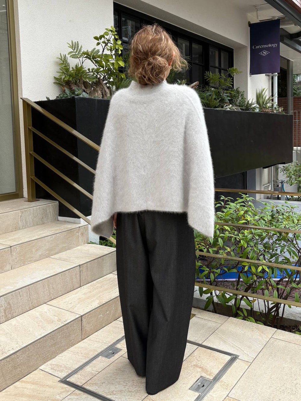グレー系のその他パンツ、ホワイト系のTシャツ/カットソー、ホワイト系のニット/セーターを着用したレディースの秋コーディネートの3枚目の写真