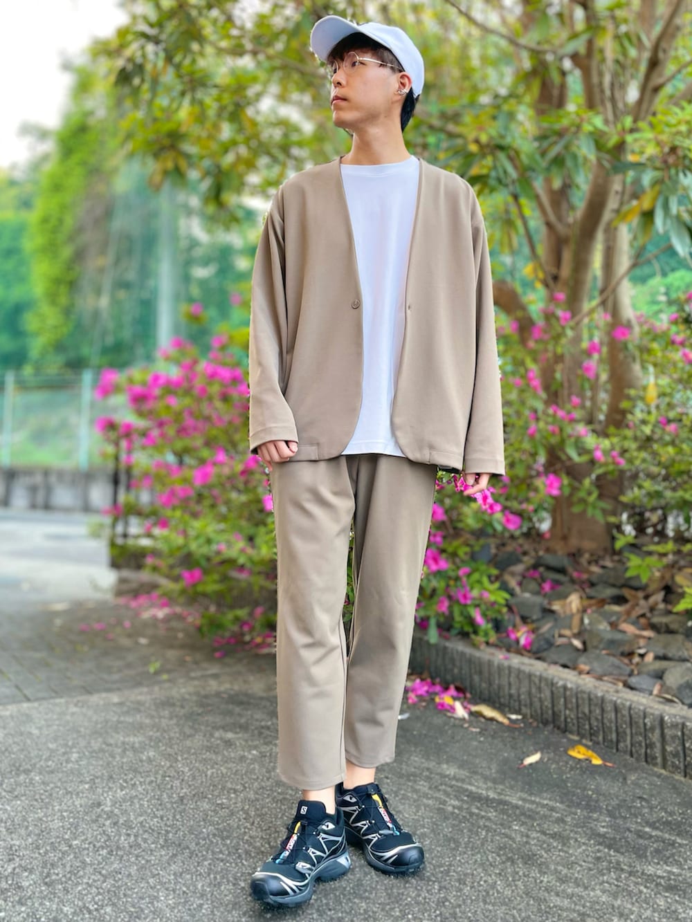 「大人カジュアル、ootd、春コーデ、夏コーデ、白キャップ、セットアップ、しまむら、スニーカー、SALOMON、ストリート、きれいめカジュアル、Tシャツ、リラックススタイル、ベージュ、淡色コーデ」｜「しまむらのアイテム（ノーカラージャケット、ベージュ系）」を使った、けろちゃんさん（メンズ・180cm）の春コーディネートの2枚目の写真