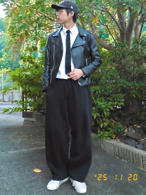 ZARAのネクタイを使った「レザージャケット」の人気ファッション