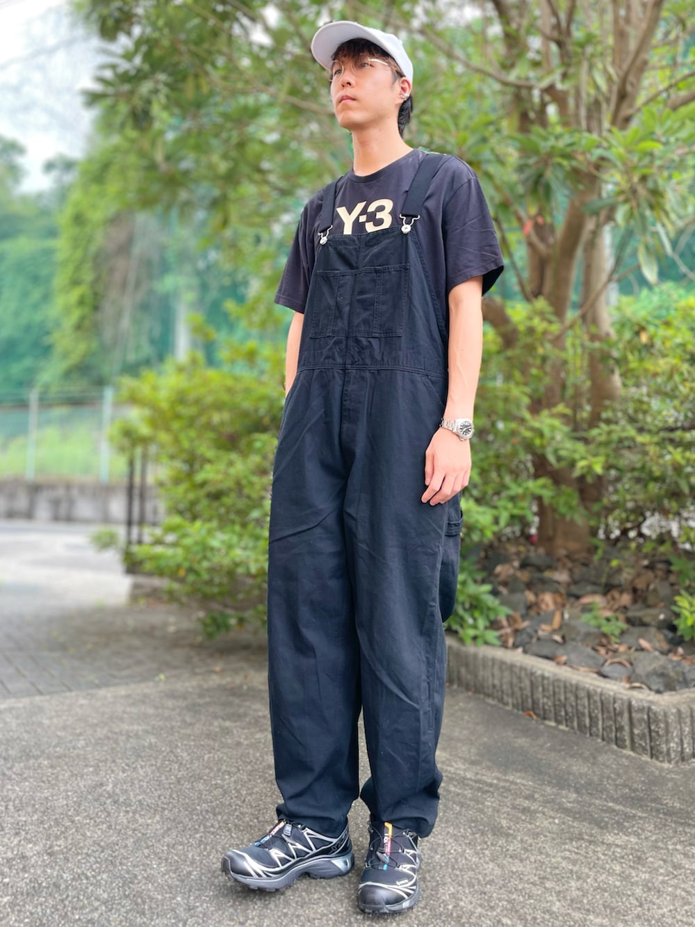 「大人カジュアル、夏コーデ、ootd、オーバーオール、モノトーン、ブラック、キャップ、スニーカー、SALOMON、Tシャツ、Y-3、ストリート、カジュアル、レイヤードスタイル、厚底シューズ」｜「Y-3のM STACKED LOGO SS TEE（Tシャツ/カットソー、ブラック系）」を使った、けろちゃんさん（メンズ・180cm）の夏コーディネートの2枚目の写真