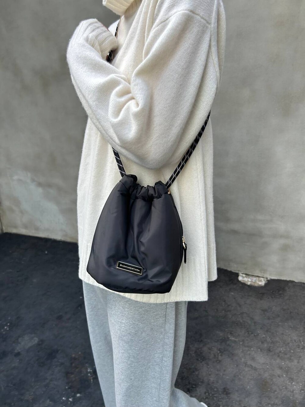 グレー系のスウェットパンツ、ゴールド系のネックレスを着用したレディースの秋コーディネートの4枚目の写真