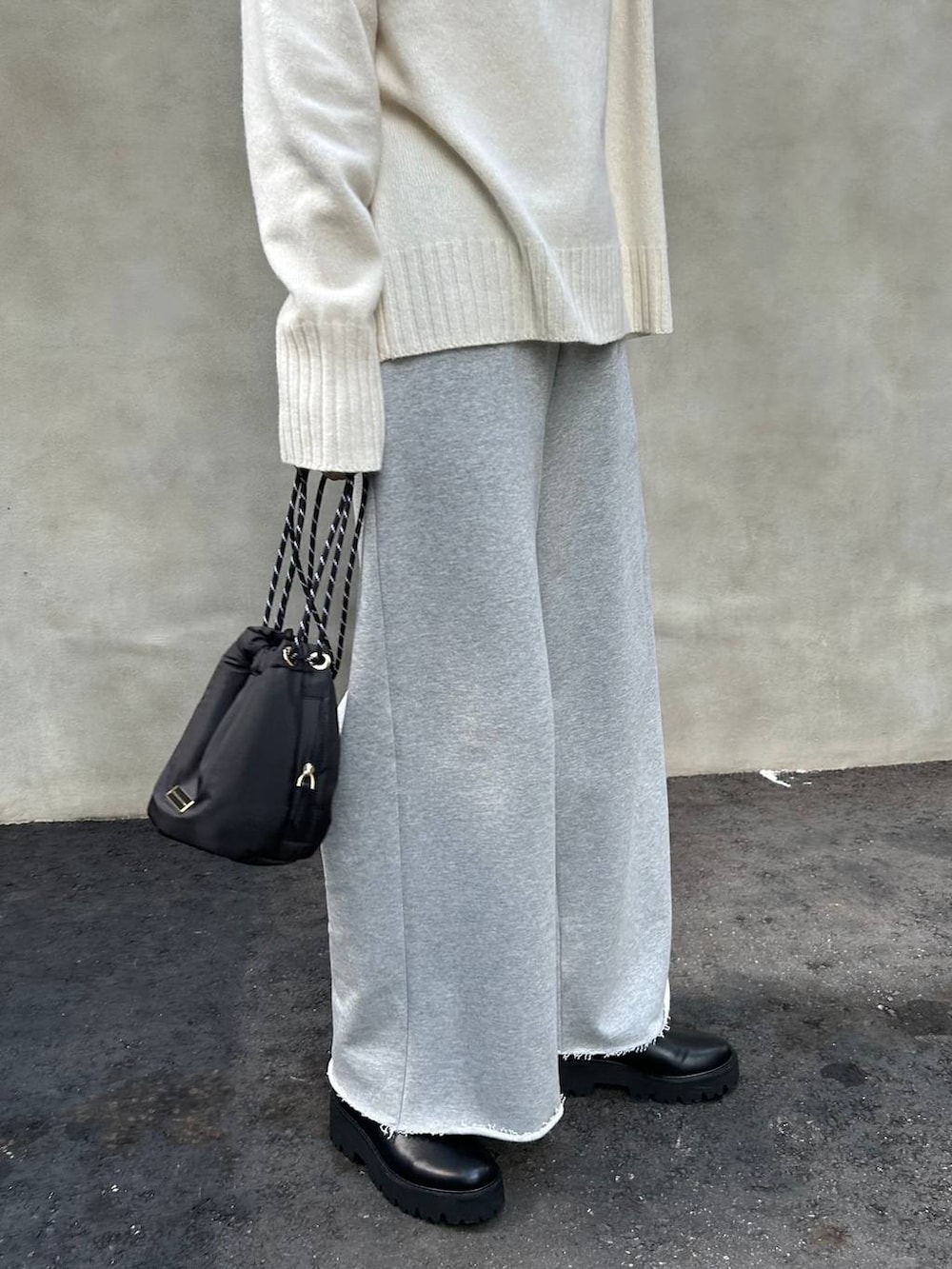 グレー系のスウェットパンツ、ゴールド系のネックレスを着用したレディースの秋コーディネートの3枚目の写真