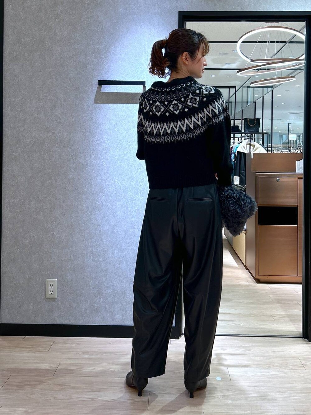 ブラック系のブーツ、ブラック系のTシャツ/カットソー、ブラック系のその他パンツを着用したレディースの冬コーディネートの3枚目の写真