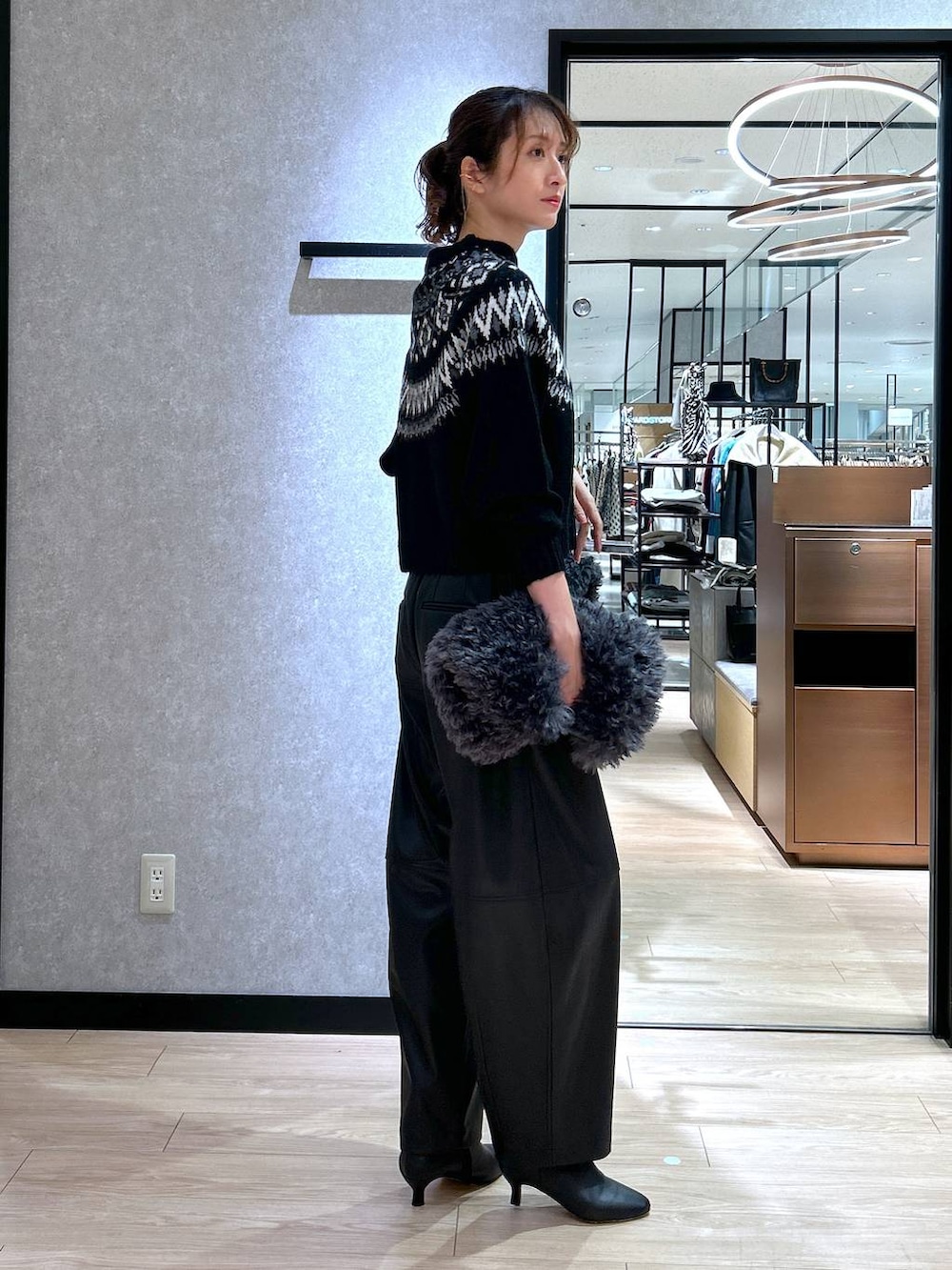 ブラック系のブーツ、ブラック系のTシャツ/カットソー、ブラック系のその他パンツを着用したレディースの冬コーディネートの2枚目の写真