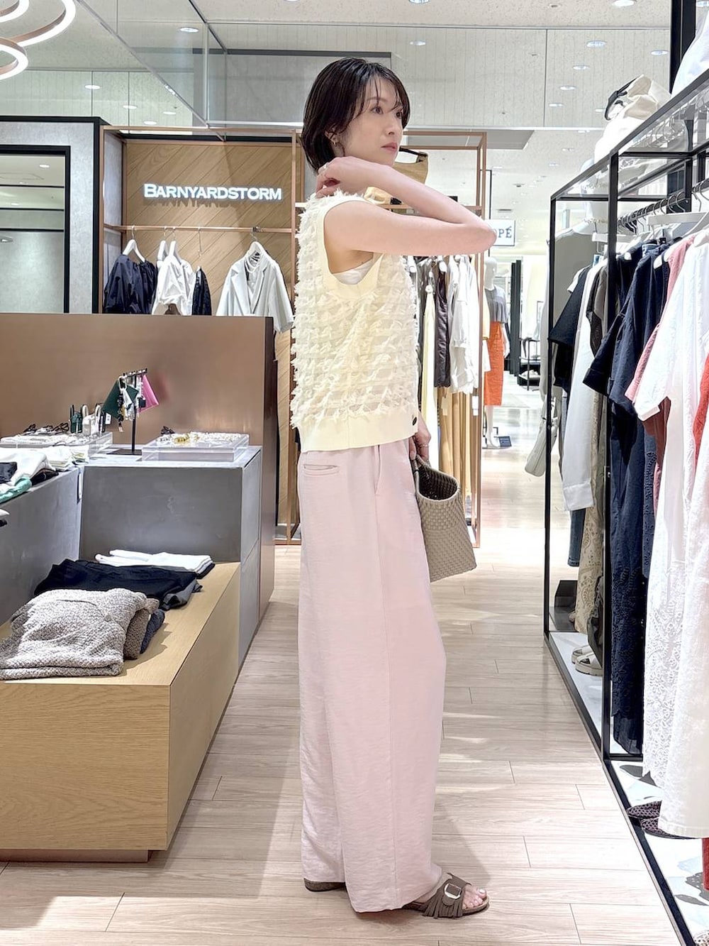 ピンク系のその他パンツ、ホワイト系のニット/セーター、ブラウン系のサンダルを着用したレディースの夏コーディネートの4枚目の写真