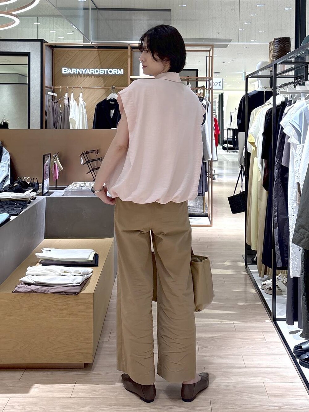 ベージュ系のその他パンツ、イエロー系のトートバッグ、ブラウン系のパンプスを着用したレディースの春コーディネートの3枚目の写真