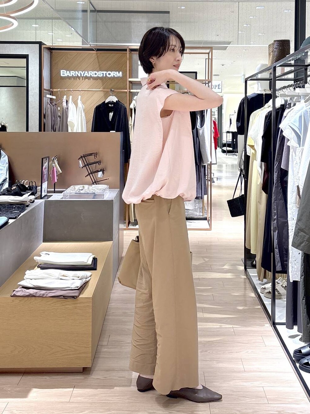 ベージュ系のその他パンツ、イエロー系のトートバッグ、ブラウン系のパンプスを着用したレディースの春コーディネートの2枚目の写真
